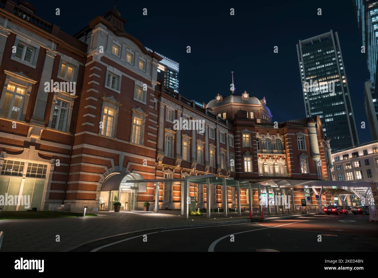 Côté ouest de la gare Marunouchi à la gare de Tokyo au Japon, vue de nuit. Banque D'Images
