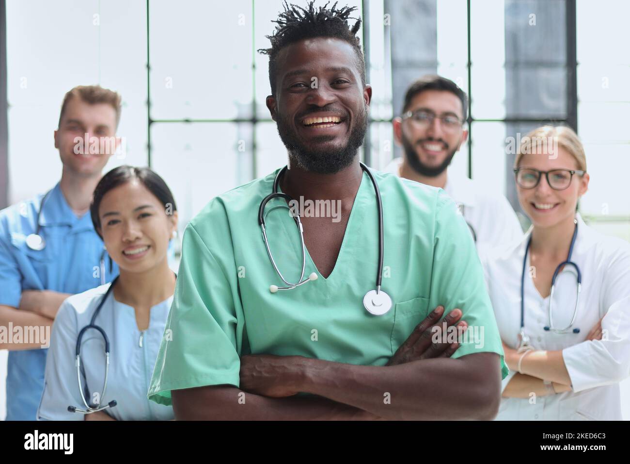 Groupe souriant de scientifiques dans le laboratoire moderne avec le leader afro-américain masculin, mélanger la race Banque D'Images