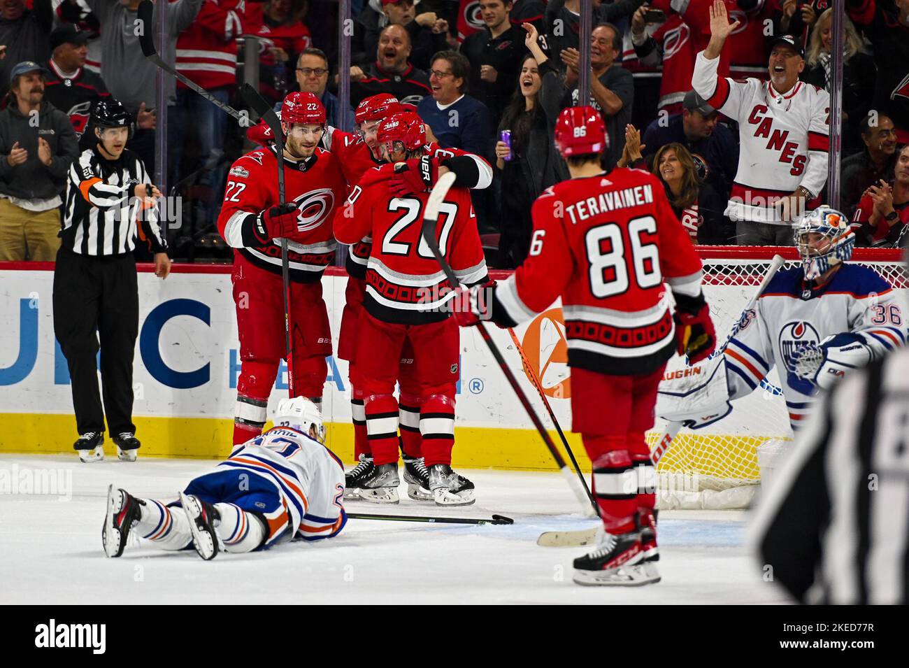 Raleigh, Caroline du Nord, États-Unis. 10th novembre 2022. Les joueurs de Carolina Hurricanes célèbrent après avoir inscrit un but lors d'un match entre les Oilers d'Edmonton et les Carolina Hurricanes au PNC Arena de Raleigh, en Caroline du Nord, sur 10 novembre 2022. (Image de crédit : © Spencer Lee/ZUMA Press Wire) Banque D'Images