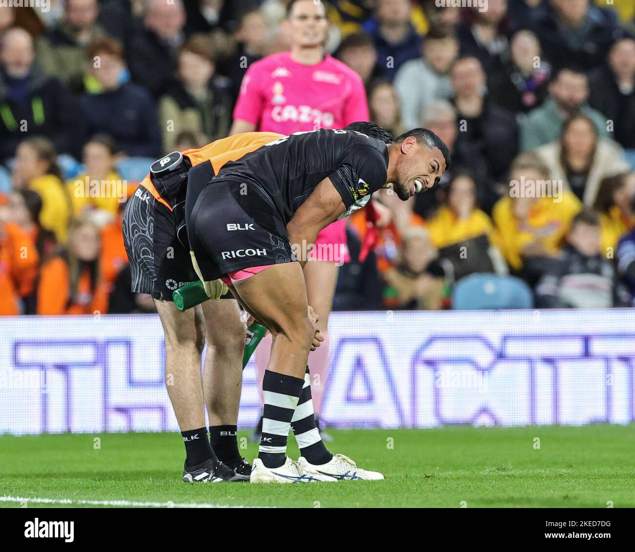 Leeds, Royaume-Uni. 11th novembre 2022. Ronaldo Mulitalo de Nouvelle-Zélande injres son genou pendant le match semi-final de la coupe du monde de Rugby League 2021 Australie contre Nouvelle-Zélande à Elland Road, Leeds, Royaume-Uni, 11th novembre 2022 (photo de Mark Cosgrove/News Images) à Leeds, Royaume-Uni le 11/11/2022. (Photo de Mark Cosgrove/News Images/Sipa USA) crédit: SIPA USA/Alay Live News Banque D'Images