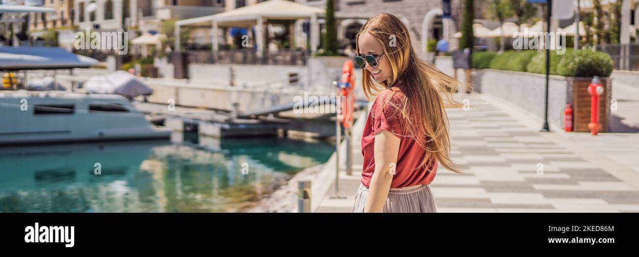 BANNER, FEMME de LONG FORMAT touriste appréciant les vues de l'architecture et les yachts de luxe dans la baie de Lustica, Monténégro. Concept de voyage autour du Monténégro Banque D'Images