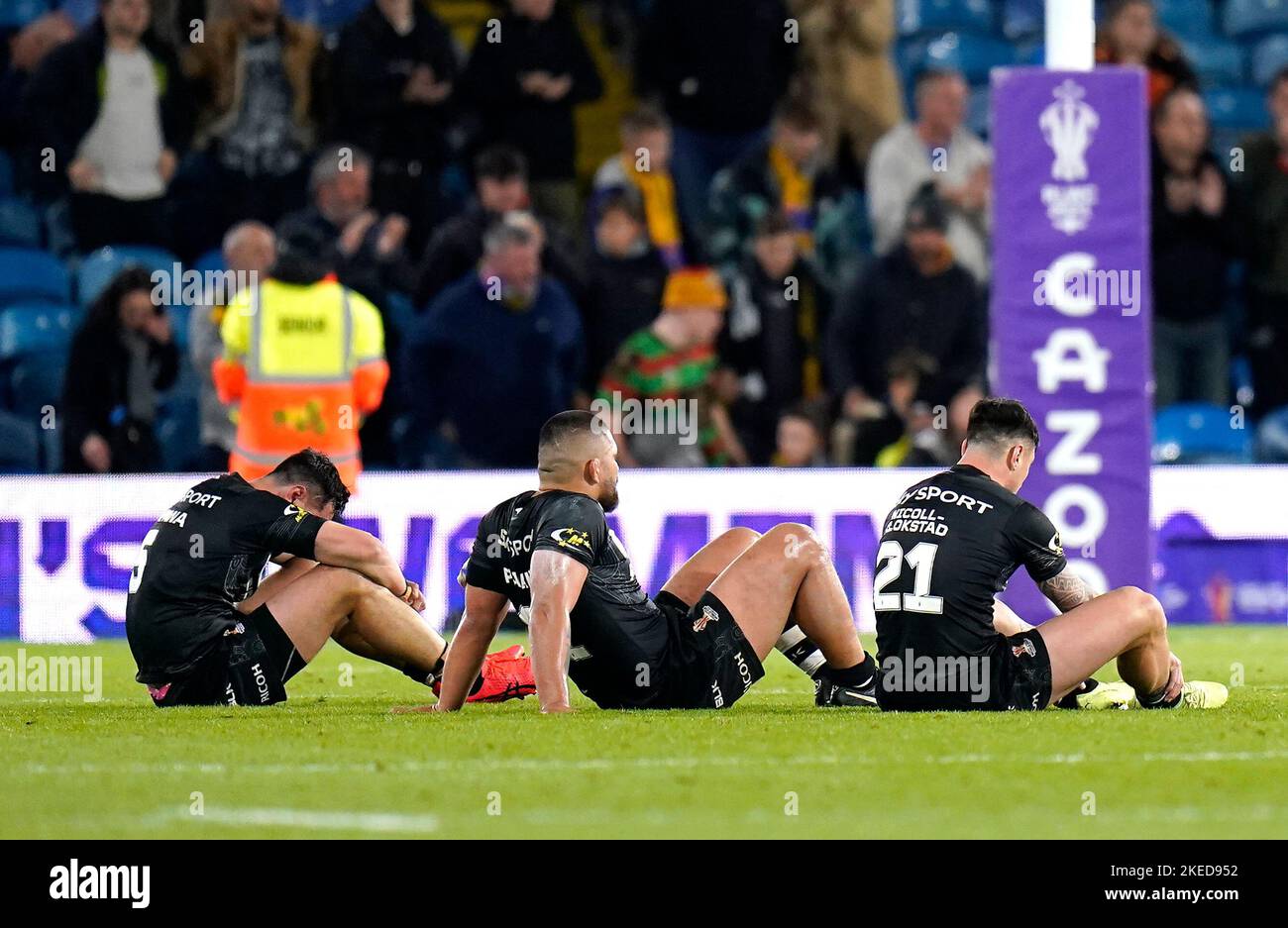 Jordan Rapana (à gauche), Isaïe Papali'i et Charnze Nicoll-Klokstad (à droite), en Nouvelle-Zélande, semblent découragés après la défaite du match de demi-finale de la coupe du monde de rugby à XV à Elland Road, Leeds. Date de la photo: Vendredi 11 novembre 2022. Banque D'Images