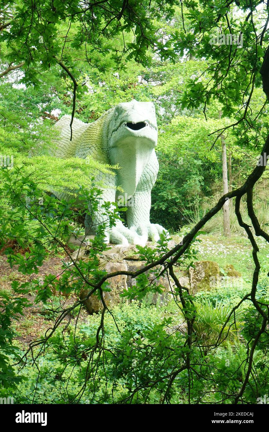 Sculptures de dinosaures et autres animaux éteints près de la rivière EFFRA au Crystal Palace à Londres, Angleterre, Royaume-Uni Banque D'Images