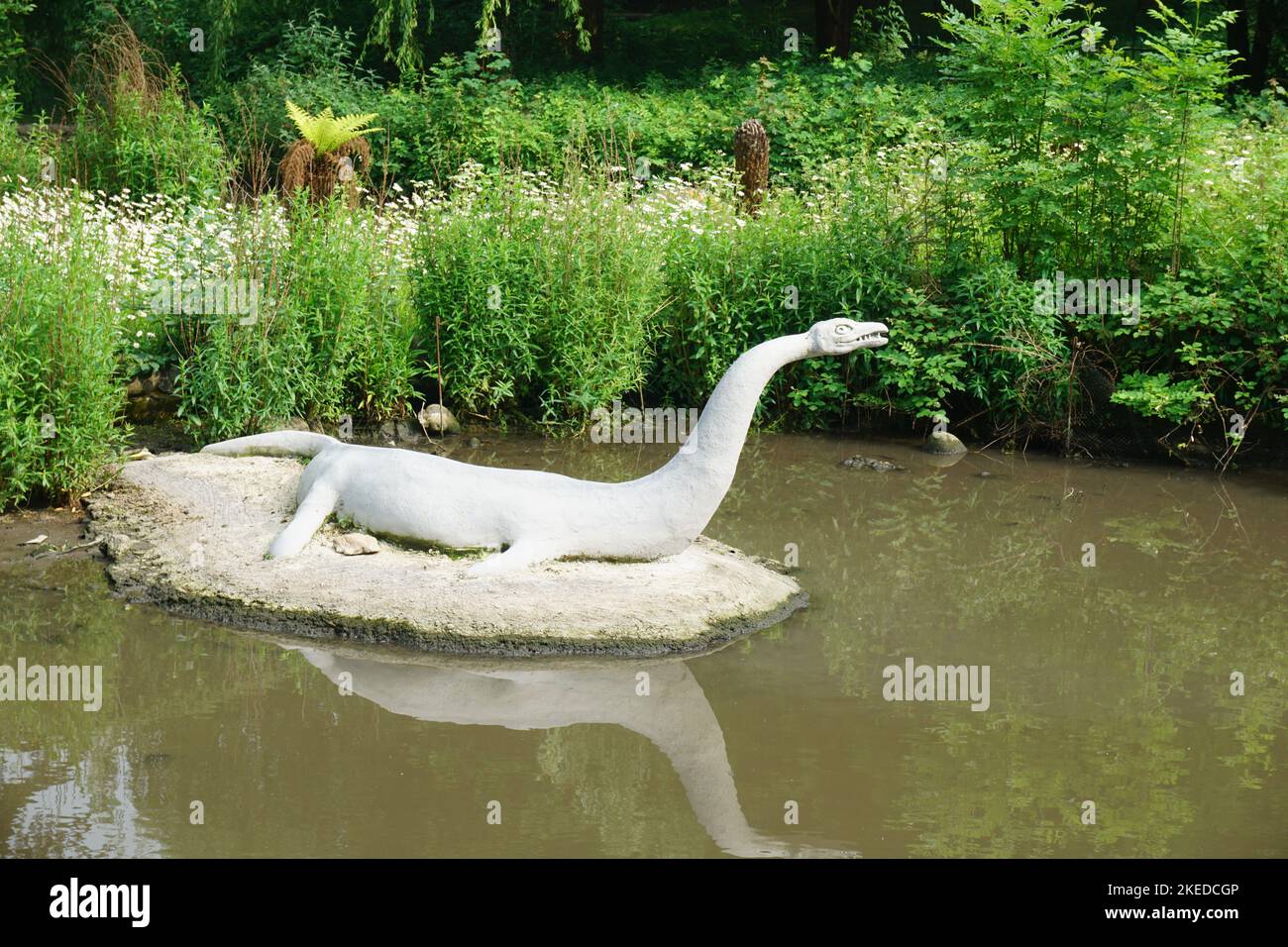 Sculptures de dinosaures et autres animaux éteints près de la rivière EFFRA au Crystal Palace à Londres, Angleterre, Royaume-Uni Banque D'Images