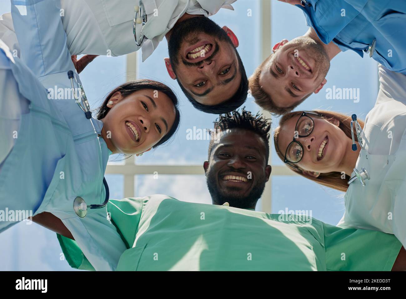 Portrait d'un groupe de médecins et d'infirmières heureux à l'hôpital Banque D'Images