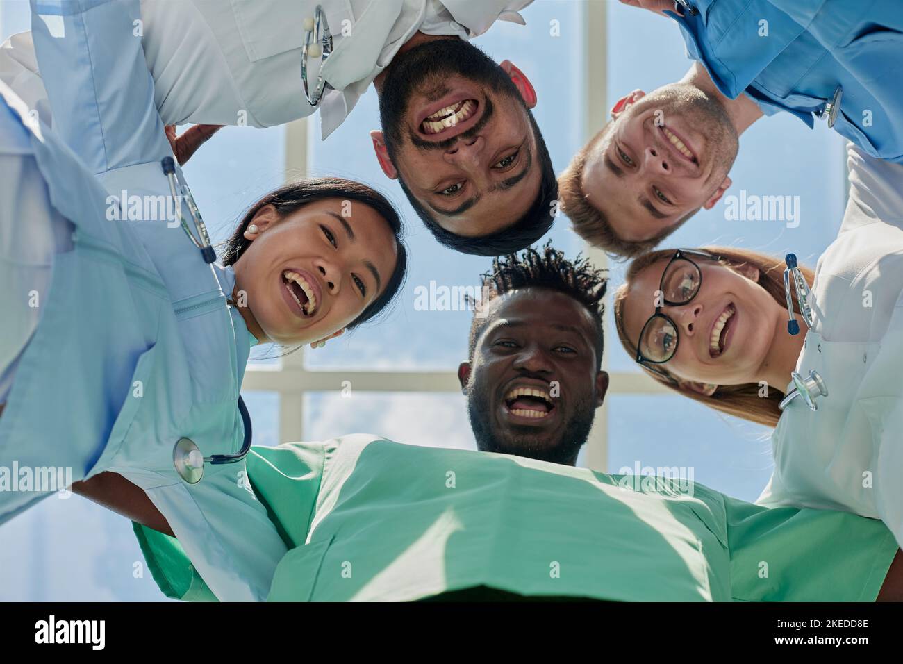 Portrait d'un groupe de médecins et d'infirmières heureux à l'hôpital Banque D'Images