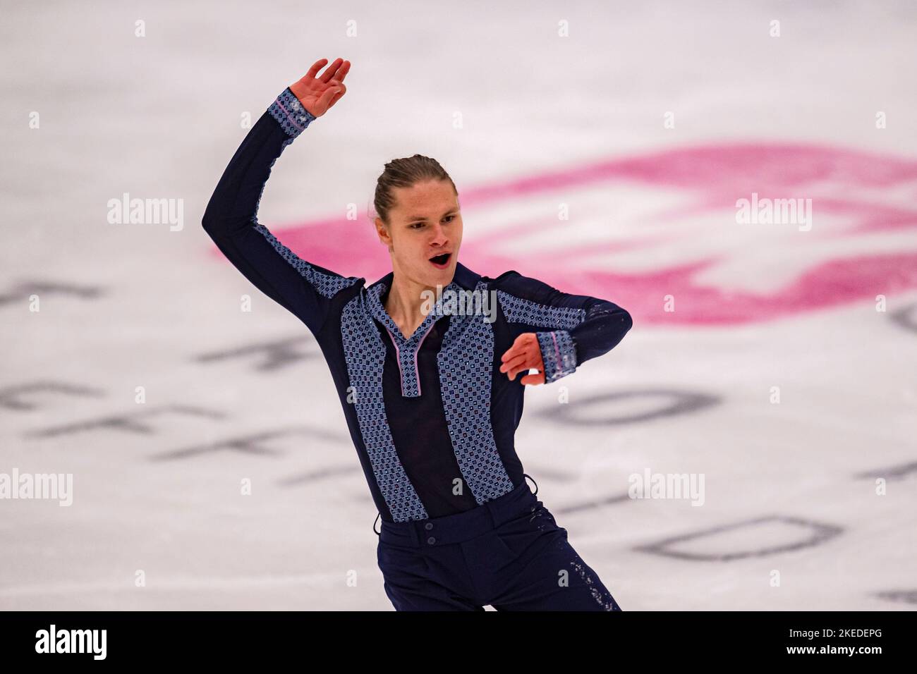 SHEFFIELD, Sheffield. 11th novembre 2022. Dennis Vasiljevs, de Lettonie, se produit dans le cadre du programme de court masculin lors du Grand Prix de l’UIP - MK John Wilson Trophée 2022 à ICE Sheffield le vendredi 11 novembre 2022. SHEFFIELD, Sheffield. Credit: Taka G Wu/Alay Live News Banque D'Images