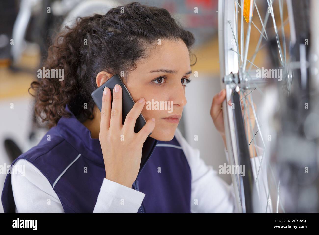 propriétaire d'une petite entreprise au téléphone et à l'ordinateur dans un magasin Banque D'Images