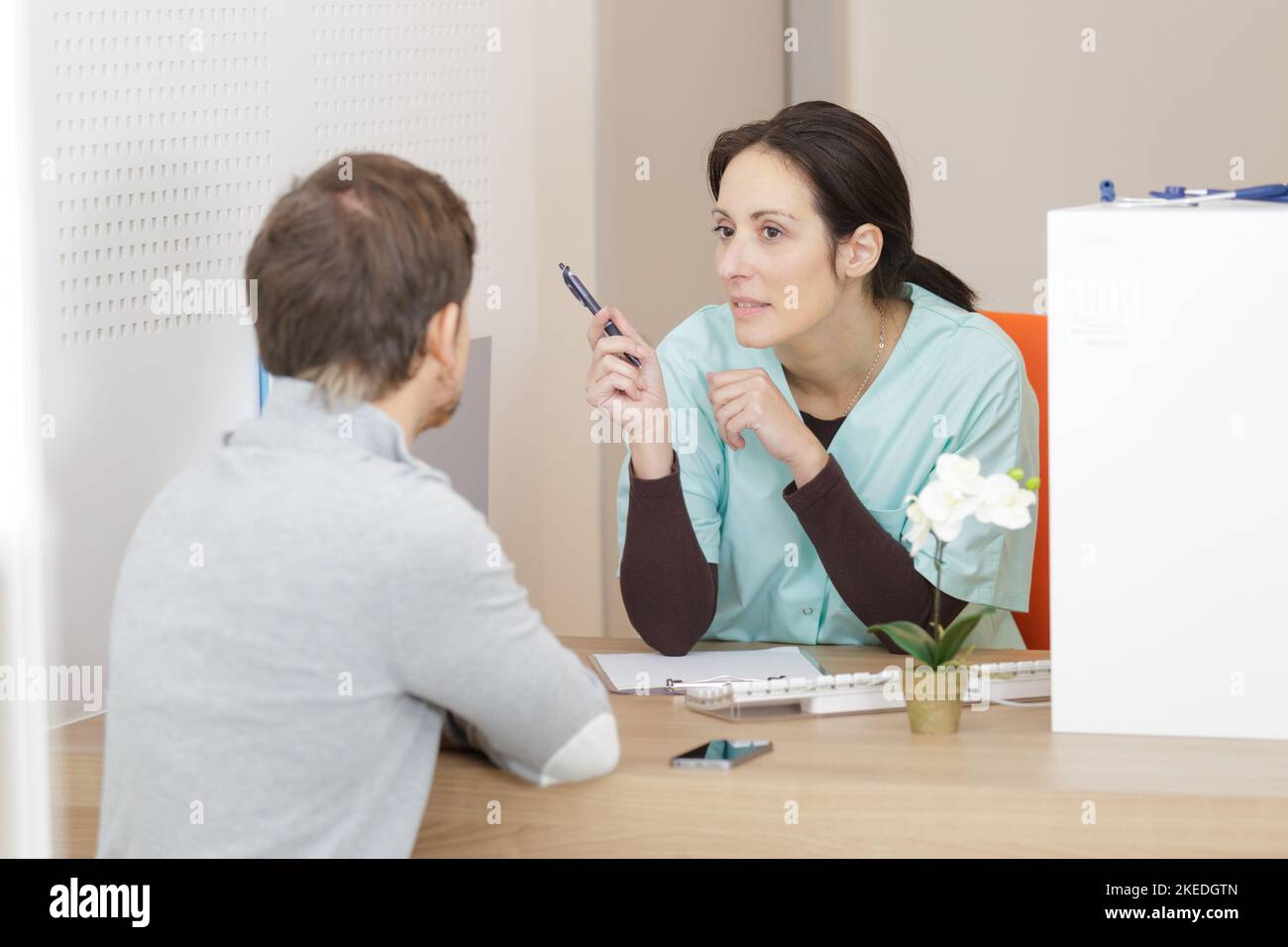 jeune homme près de la réception dans la clinique Banque D'Images