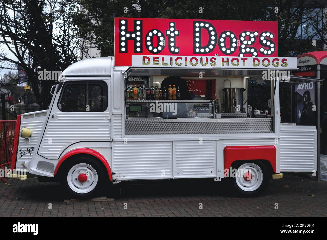 Minibus Hot Dogs devant le stade de football Old Trafford, Manchester United FC Banque D'Images