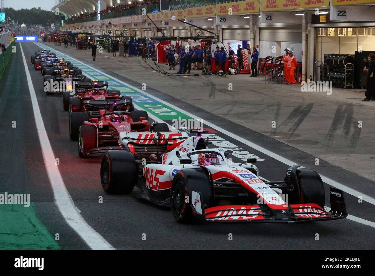 Interlagos, Brasilien. 11th novembre 2022. 11/11/2022, Autodromo Jose Carlos Pace, Interlagos, FORMULA 1 HEINEKEN GRANDE PREMIO DO BRASIL 2022, sur la photo Kevin Magnussen (DNK), Haas F1 Team, Charles Leclerc (MCO), Scuderia Ferrari, Carlos Sainz Jr. (ESP), Ferrari, Max Verstappen (NEL), Oracle Live Credit Banque D'Images