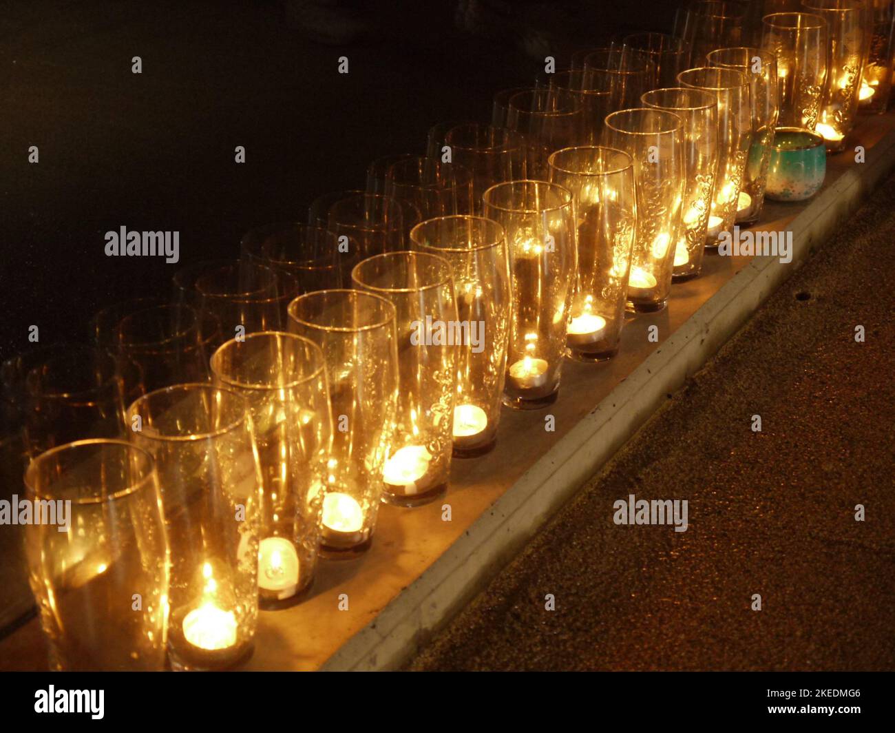 Des lumières de thé dans des verres de pinte alignées sur les côtés de verre de la passerelle de Shoreham, pour commémorer les victimes de l'accident de spectacle de Shoreham Airshow 2015. Banque D'Images