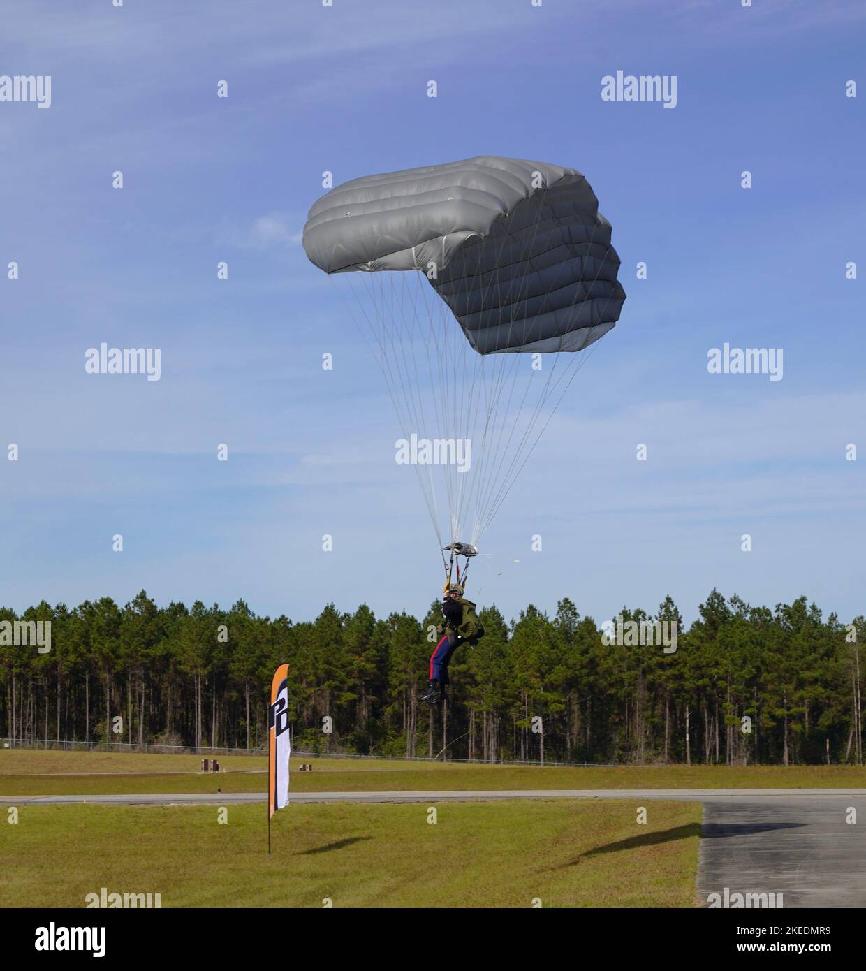 Une marine américaine de 3rd Force reconnaissance Company, 4th Marine Division, terres de réserve des forces maritimes au Camp Shelby joint Training Centre à Hattiesburg, Mississippi, 10 novembre 2022, à l'appui de « l'opération Santa Drop ». Cet événement a apporté des jouets aux enfants militaires par parachute à l'appui de l'anniversaire de Toys for Tots 75th. Bon nombre des Marines portaient leur uniforme bleu pour aider officiellement la Clause du sergent d'état-major dans la livraison aérienne. Toys for Tots est un programme caritatif de la Réserve du corps des Marines qui recueille, organise et distribue des jouets aux enfants moins chanceux à travers la nat Banque D'Images