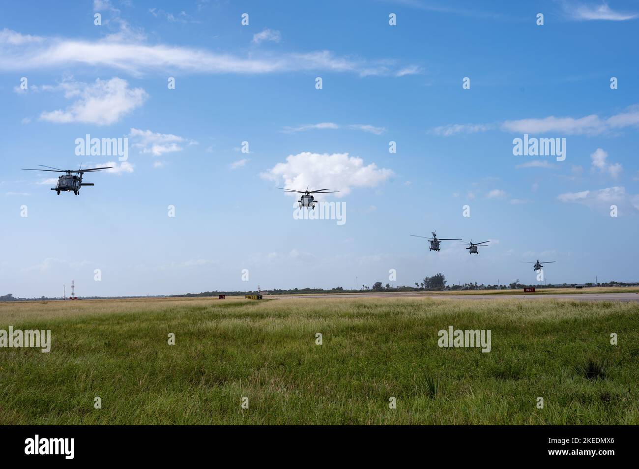 Cinq hélicoptères HH-60G Pave Hawk décollent de la base de Patrick Space Force, en Floride, le 8 novembre 2022. 920th les aéronefs de l'escadre de sauvetage ont quitté l'installation en vue de l'arrivée de la tempête tropicale Nicole. La décision a été prise de déplacer l'avion dans des zones qui empêcheraient des endommager. (É.-U. Photo de la Force aérienne par le Sgt. Kelly Goonan) Banque D'Images