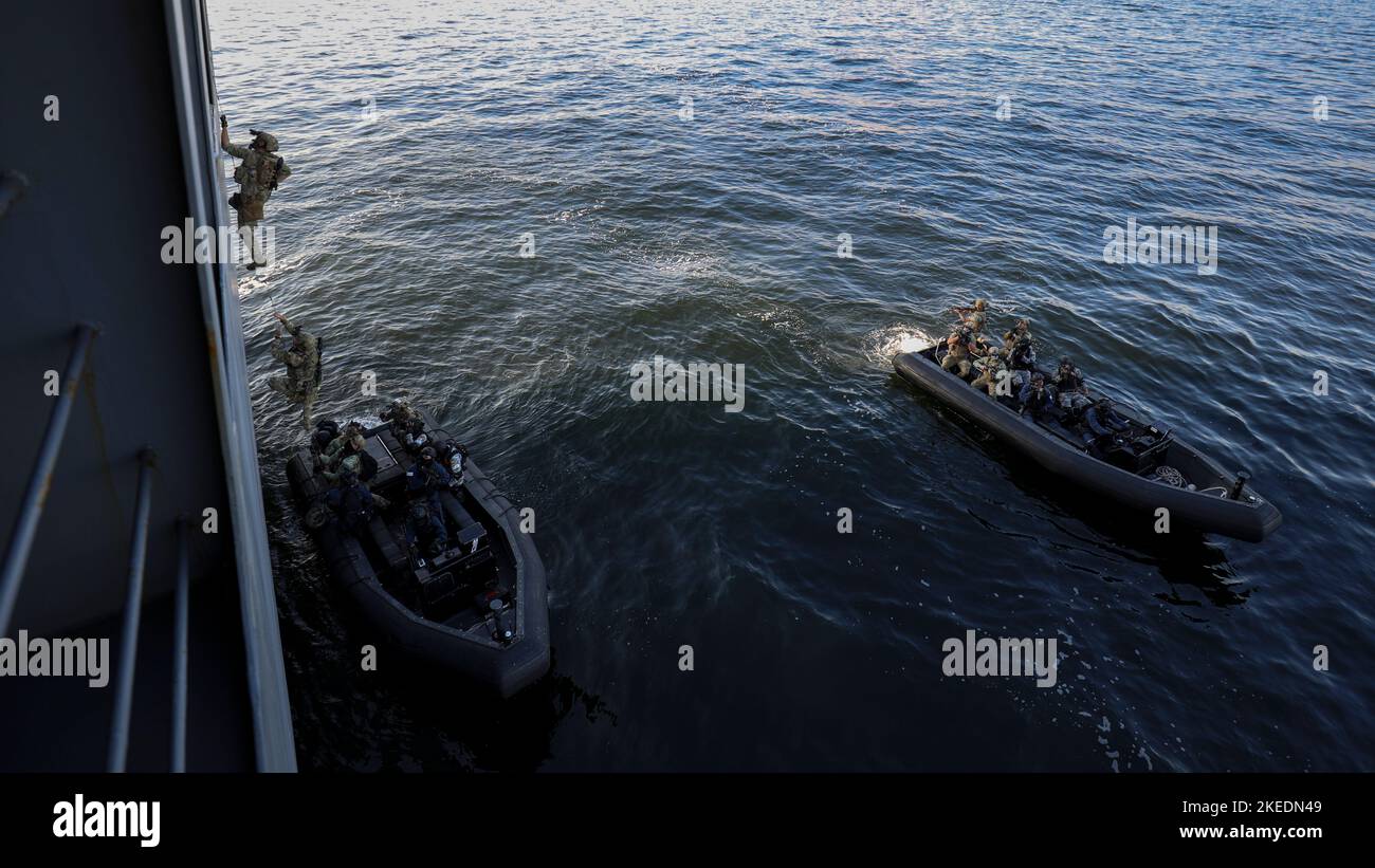 221108-N-AC117-1181 YOKOSUKA, Japon (nov 8, 2022) – des marins avec la guerre spéciale navale des États-Unis, l'unité d'embarquement spéciale de la Force d'autodéfense maritime du Japon et la Force du Commando maritime de la Marine indienne grimpent un engin à crochet et à échelle tout en effectuant une visite, à bord, une fouille et un exercice de saisie le 8 novembre dans le cadre de Malabar 2022. MALABAR 2022 est un exercice d'entraînement multilatéral mené par le Japon, en surface, dans l'air et sous-marin, avec la Marine indienne, la Force d'autodéfense maritime du Japon, la Marine royale australienne et la Marine américaine comme participants. MALABAR 2022 améliore l'interopérabilité entre l'Australie, l'Inde, le Japon et les États-Unis Banque D'Images