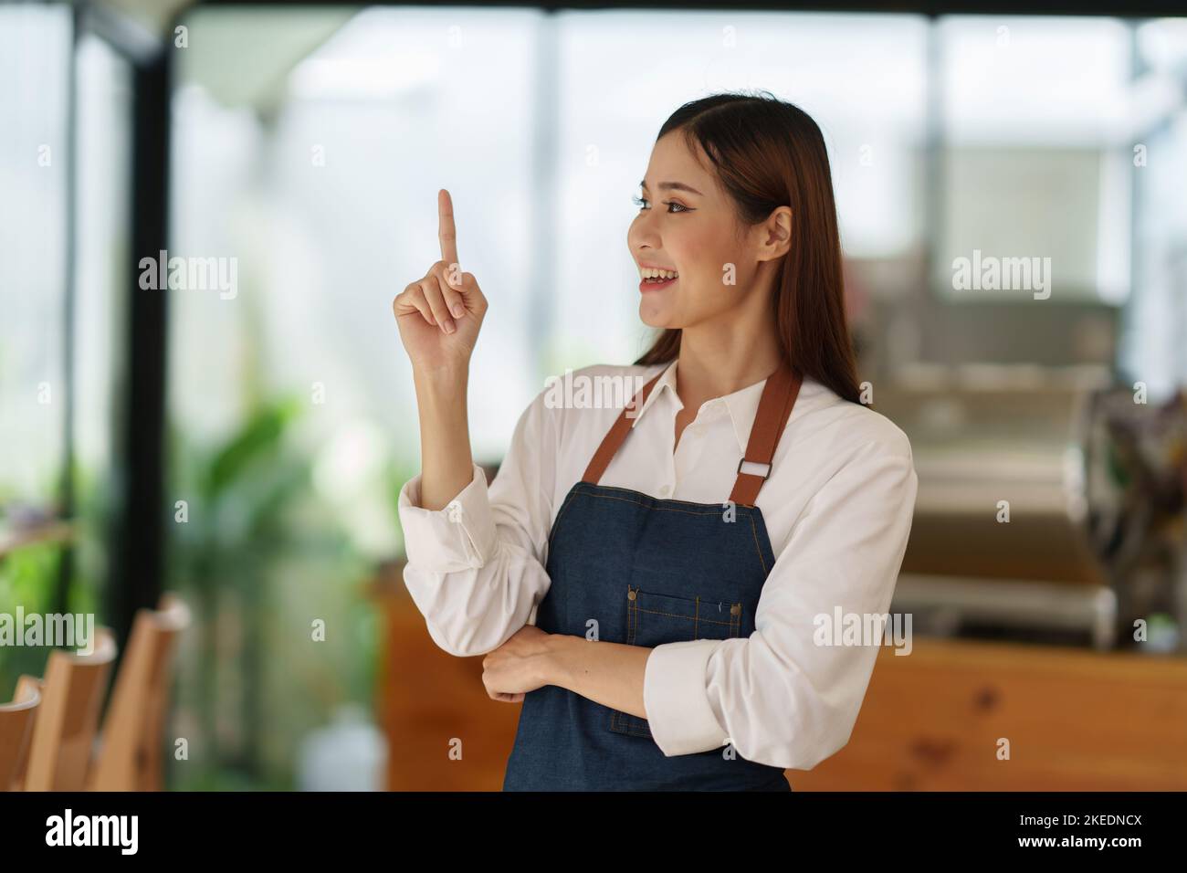 Portrait de la mise en route propriétaire réussi de petite entreprise dans le café. PME entrepreneur vendeur concept d'affaires Banque D'Images