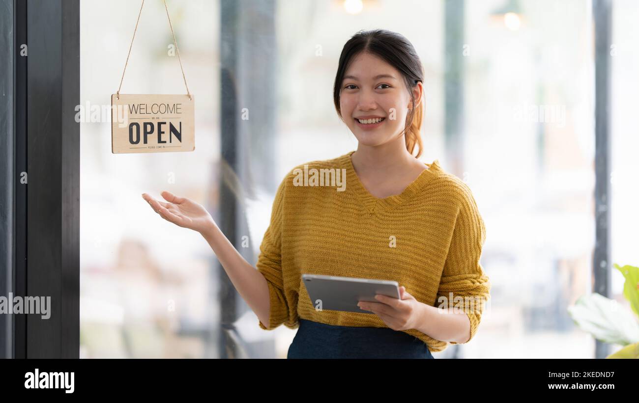 Portrait de la mise en route propriétaire réussi de petite entreprise dans le café. PME entrepreneur vendeur concept d'affaires Banque D'Images