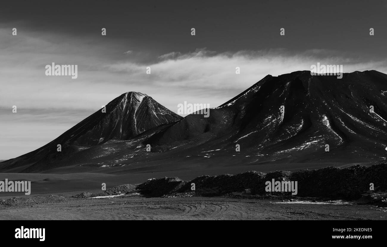 Un cliché en échelle de gris des volcans rocheux de Cordillera, Bolivie Banque D'Images