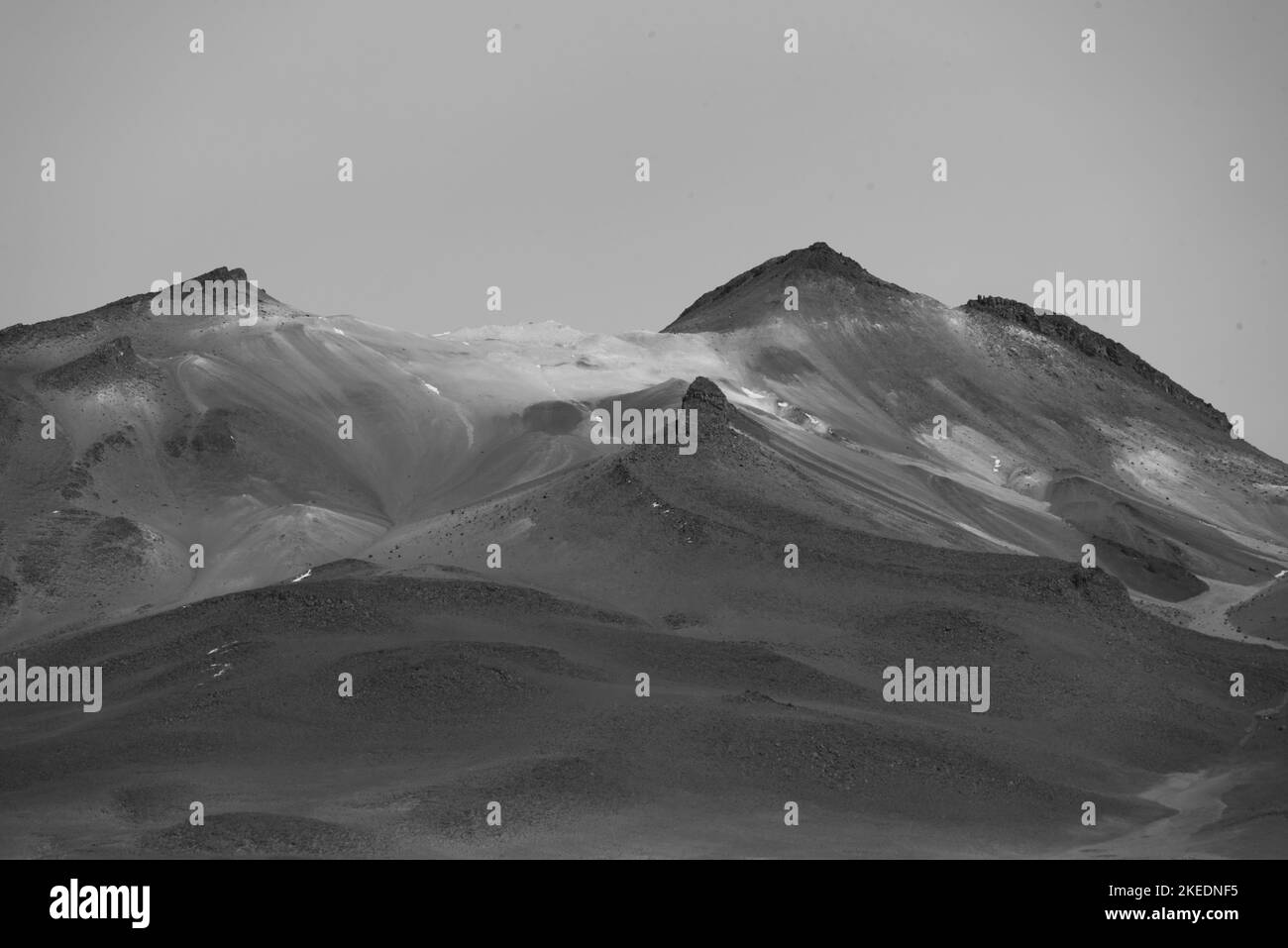 Une photo en niveaux de gris des montagnes rocheuses dans la chaîne des Andes à Cordillera, Bolivie Banque D'Images