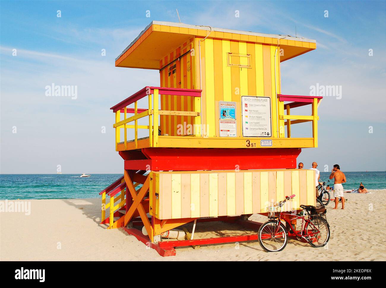 Third Street Lifeguard Station, à South Beach, Miami Beach, est l'un des nombreux stands de couleurs et de dessins différents le long de la côte de Floride Banque D'Images
