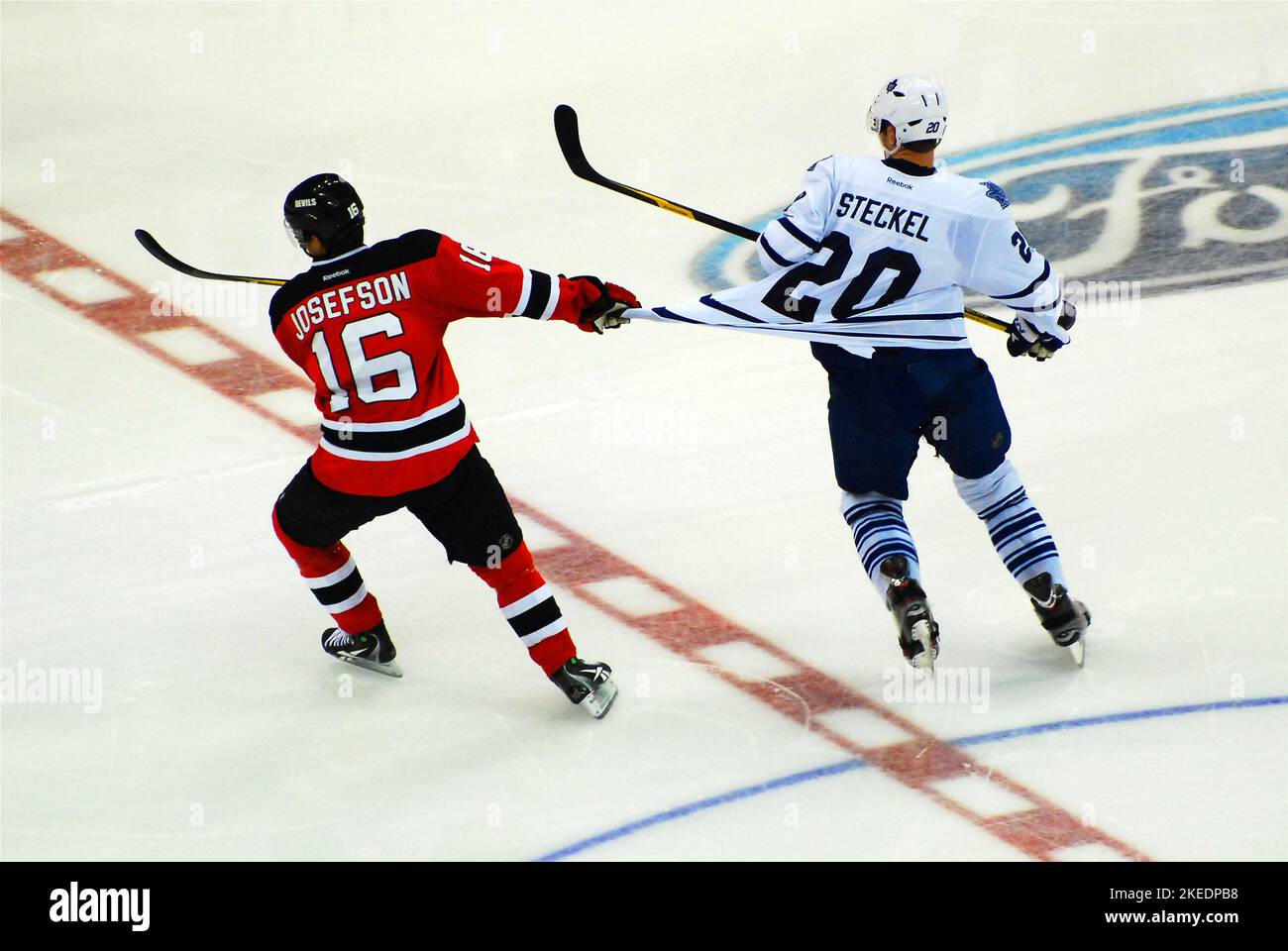Un joueur de hockey tire le maillot de son adversaire Banque D'Images