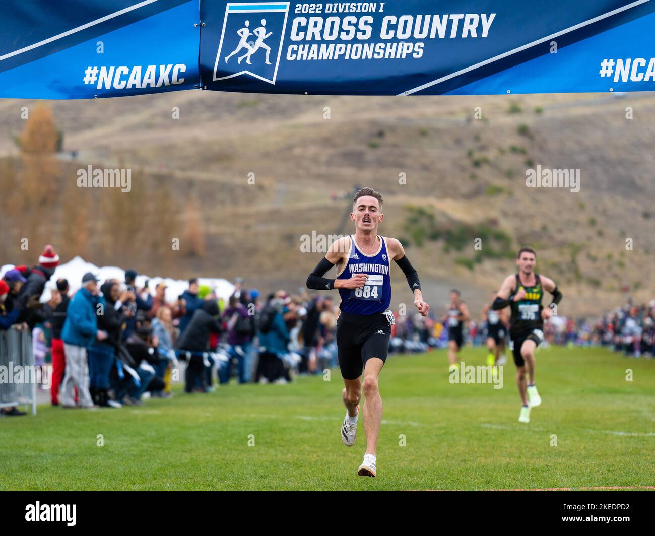 University place, États-Unis. 11th novembre 2022. Le champion masculin, Brian Fay, des Washington Huskies, franchit la ligne d’arrivée au 2022 NCAA Cross Country West Regional. Credit: Zhengmu Wang/Alay Live News Banque D'Images