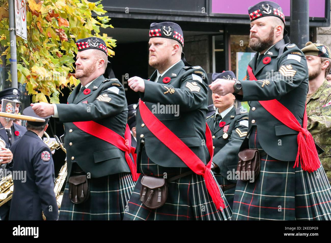 Vancouver, Canada. 11th novembre 2022. Des officiers non commissionnés des Seaforth Highlanders of Canada, un régiment d'infanterie de la Réserve de l'Armée canadienne, défilent pendant le défilé du jour du souvenir de Vancouver. La cérémonie du jour du souvenir de Vancouver a lieu sans interruption pendant 98 ans, ce qui en fait l'événement annuel le plus long de la ville. Crédit : SOPA Images Limited/Alamy Live News Banque D'Images