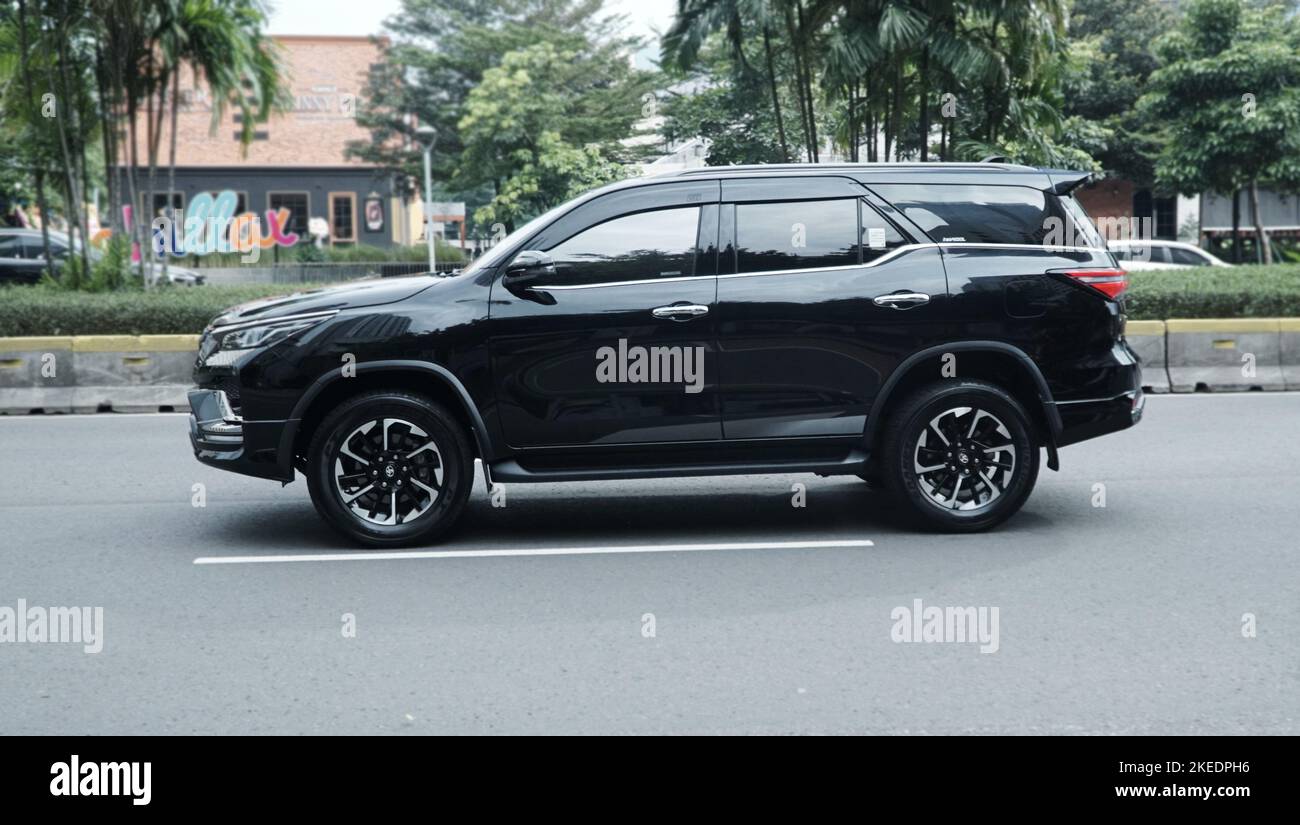 Voiture Toyota Fortuner noire, dans la route principale, rue Sudirman, Jakarta Banque D'Images