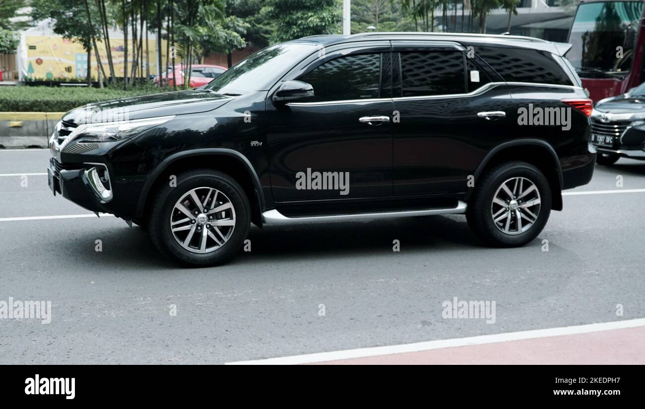 Voiture Toyota Fortuner noire, dans la route principale, rue Sudirman, Jakarta Banque D'Images