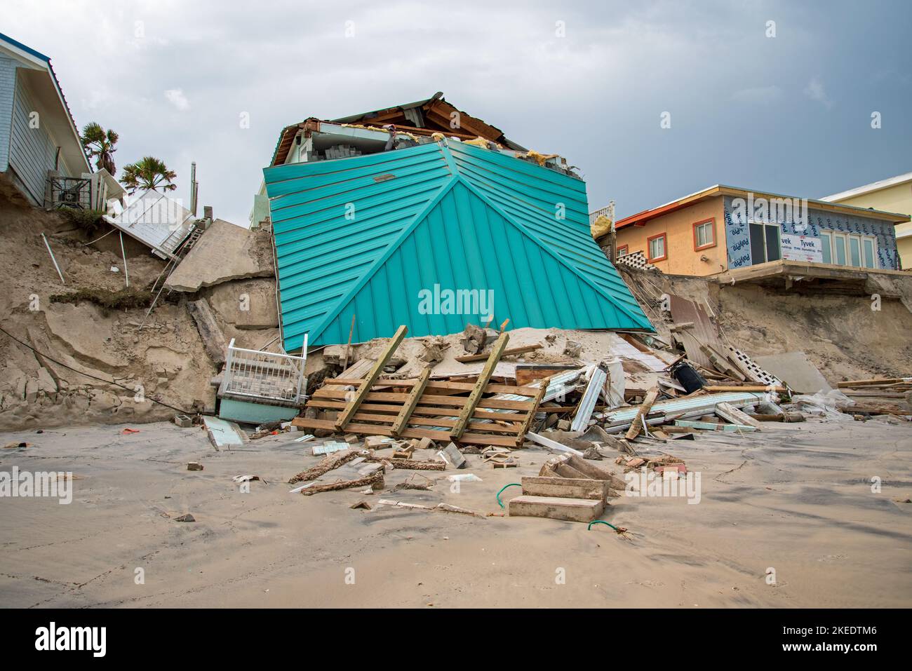 Wilbur-by-the-Sea, Floride – 11 novembre 2022 : destruction due à l'érosion des plages et au vent à la suite des ouragans Ian et Nicole. Banque D'Images