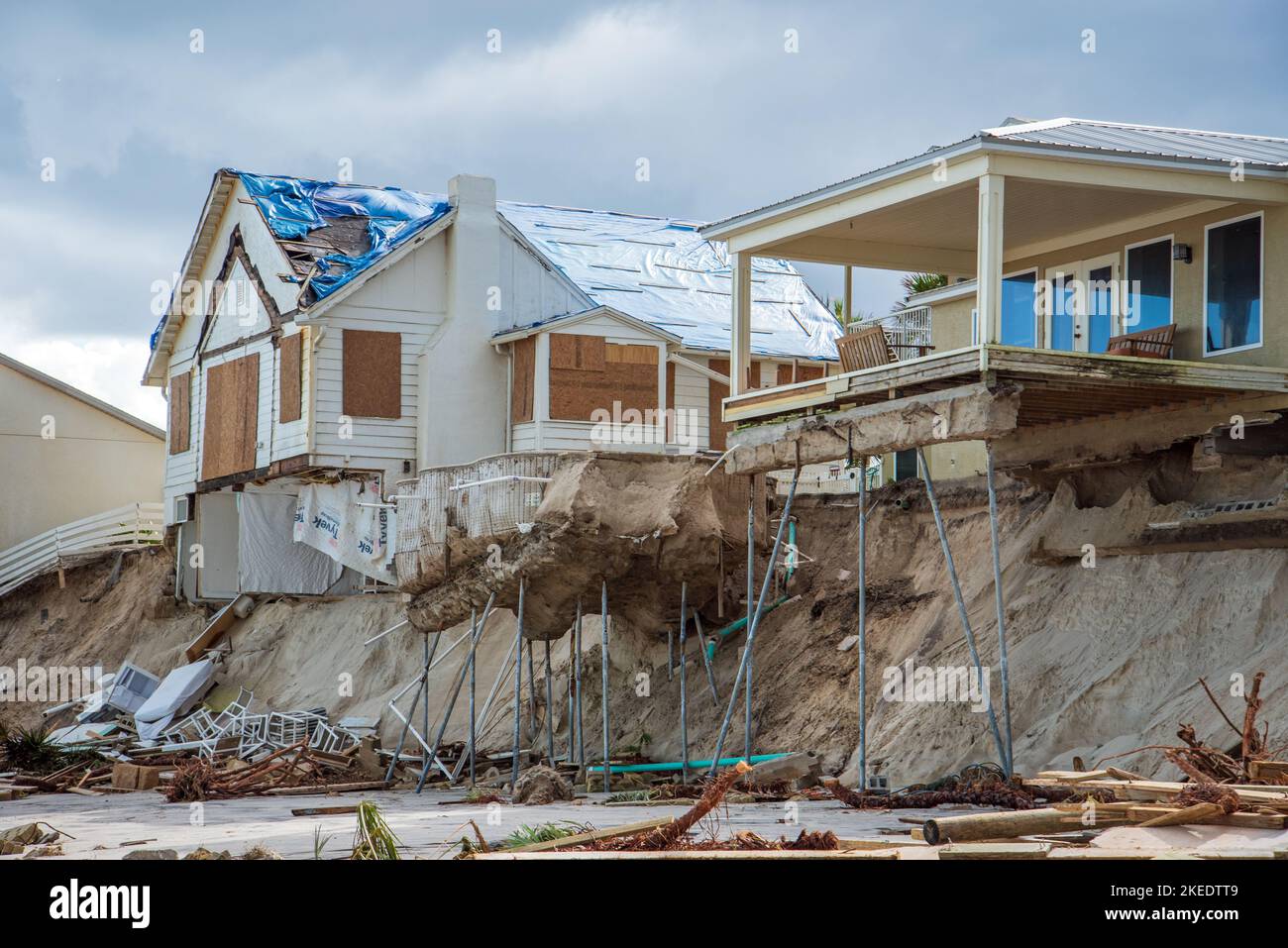 Wilbur-by-the-Sea, Floride – 11 novembre 2022 : destruction due à l'érosion des plages et au vent à la suite des ouragans Ian et Nicole. Banque D'Images