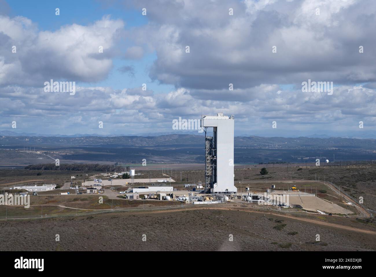 10 novembre 2022 ; Lompoc, CA, États-Unis ; Une vue générale de la tour de service mobile (MST) qui abrite la fusée Atlas V de l'United Launch Alliance (ULA). La fusée Banque D'Images