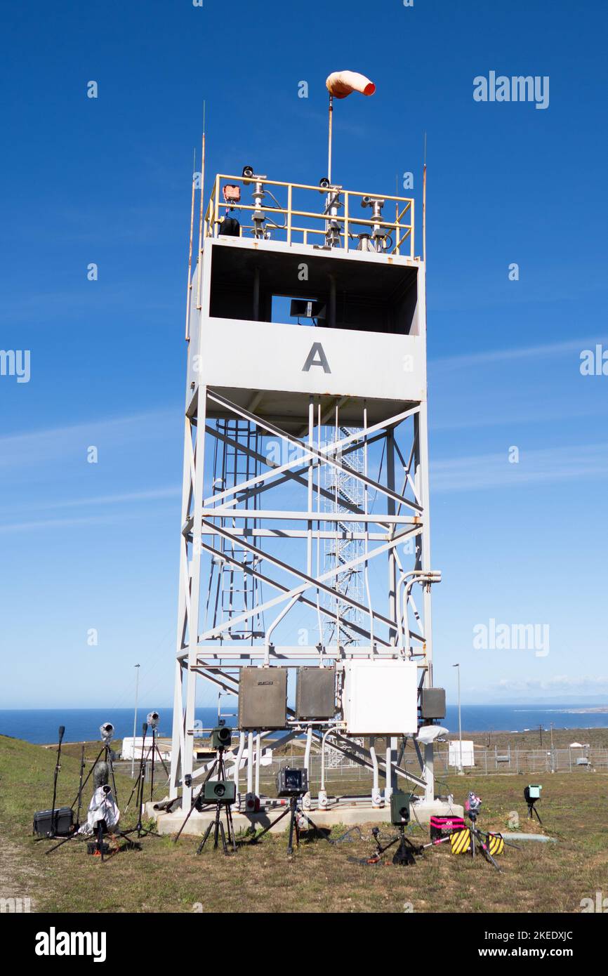 10 novembre 2022 ; Lompoc, CA, États-Unis ; Vue générale des différentes configurations d'appareil photo des photographes de médias à côté d'une petite tour adjacente au Mobile Service Banque D'Images