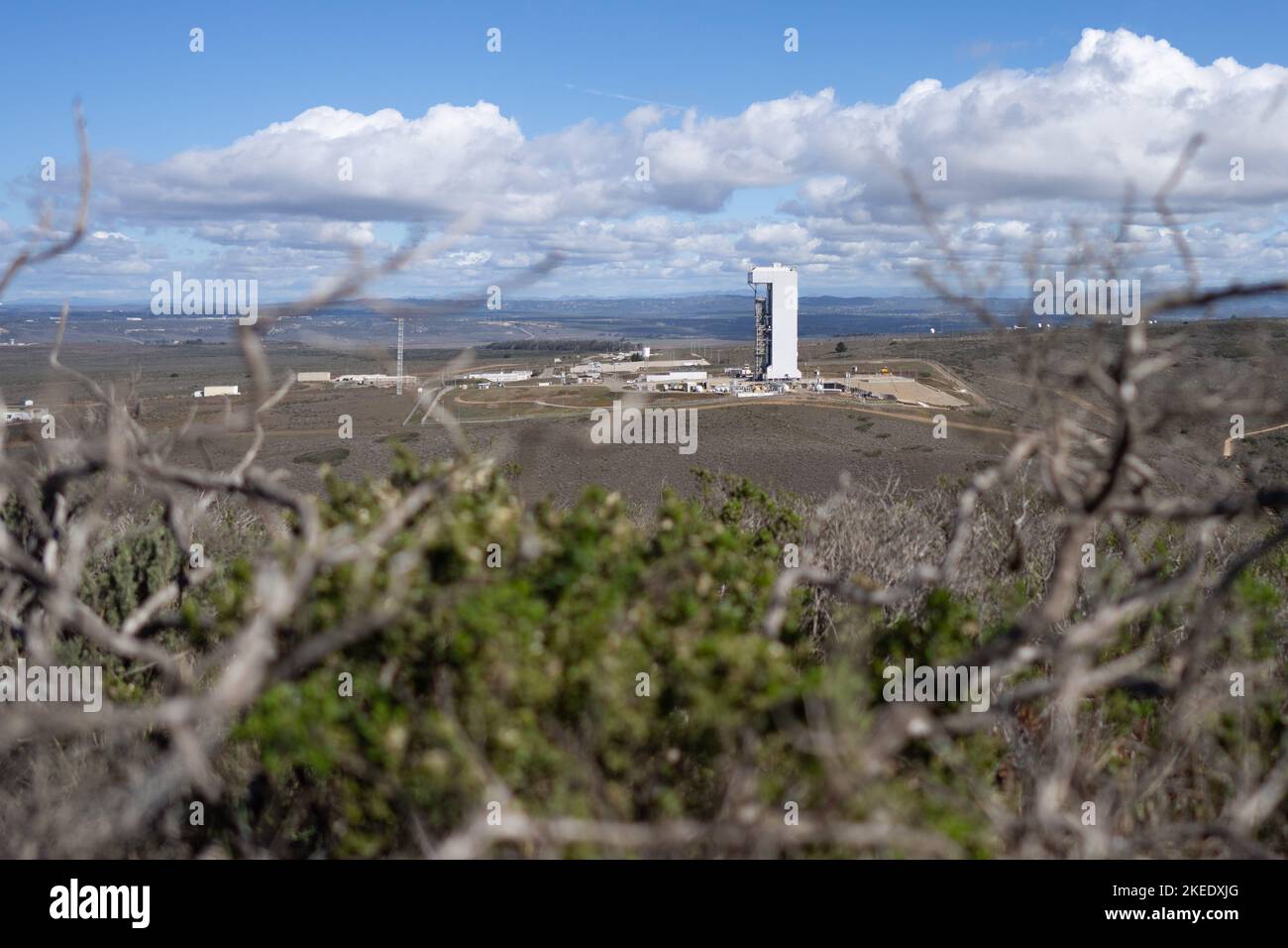 10 novembre 2022 ; Lompoc, CA, États-Unis ; Une vue générale de la tour de service mobile (MST) qui abrite la fusée Atlas V de l'United Launch Alliance (ULA). La fusée Banque D'Images
