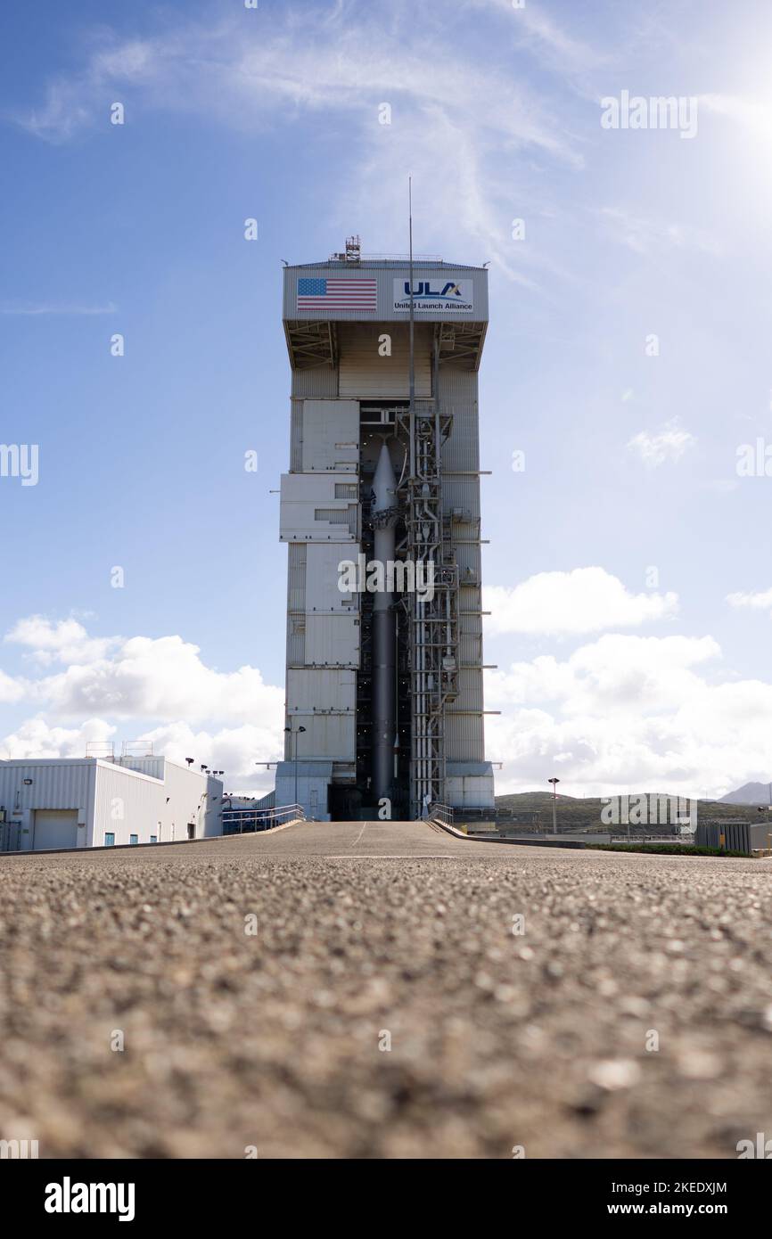 10 novembre 2022 ; Lompoc, CA, États-Unis ; Une vue générale de la tour de service mobile (MST) qui abrite la fusée Atlas V de l'United Launch Alliance (ULA). La fusée Banque D'Images