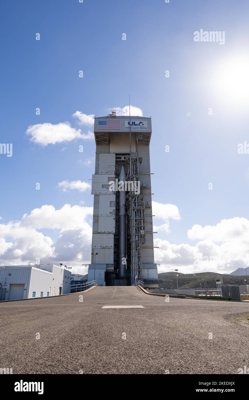 10 novembre 2022 ; Lompoc, CA, États-Unis ; Une vue générale de la tour de service mobile (MST) qui abrite la fusée Atlas V de l'United Launch Alliance (ULA). La fusée Banque D'Images
