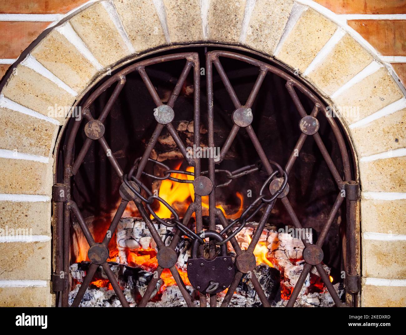 Combustion de bois de chauffage dans une cheminée à chaîne avec un cadenas Banque D'Images