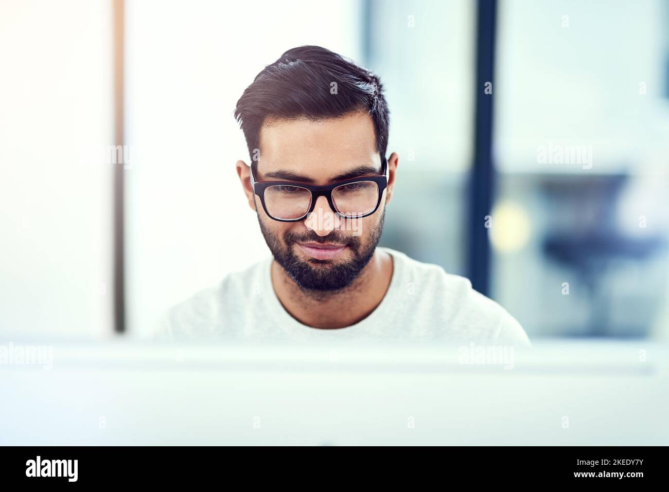 Un jeune homme qui travaille dans son bureau. Banque D'Images