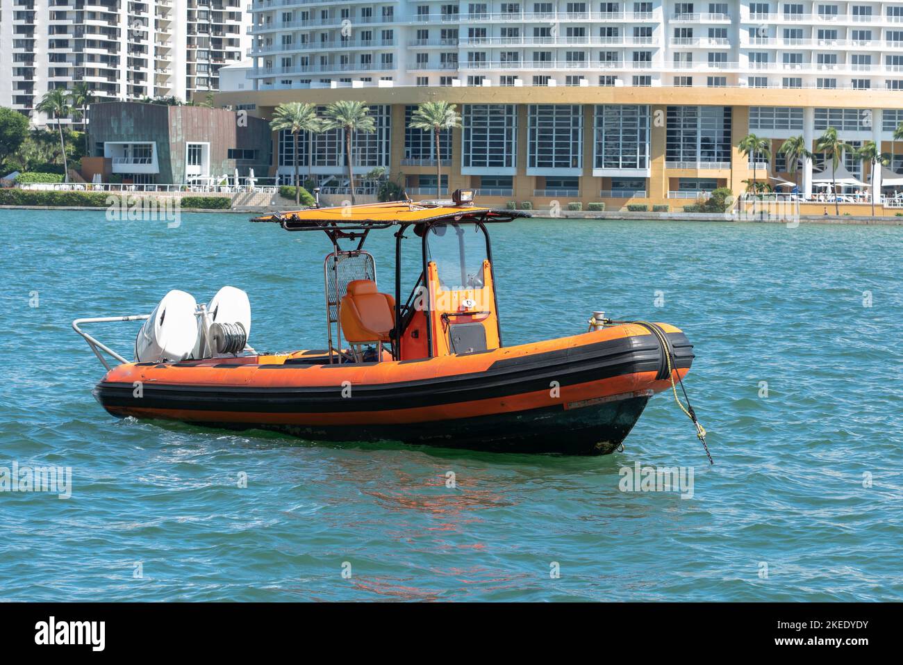 Photo d'un petit bateau dans la baie Banque D'Images