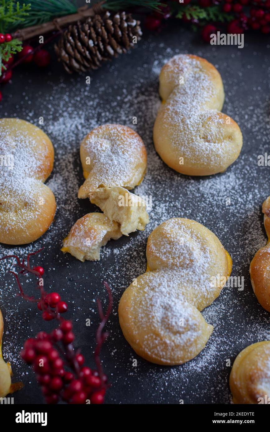 Lussekatter, doux pains suédois cuits au safran Banque D'Images