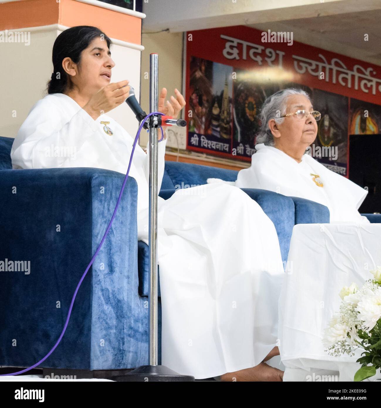 New Delhi, Inde, 16 octobre 2022 – BK Shivani pendant la session de méditation, Shivani Verma, mieux connu sous le nom de BK Shivani, est un professeur dans le Brahma Kumari Banque D'Images