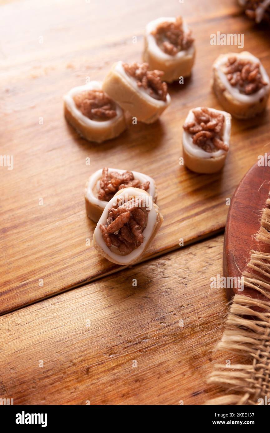 Sucreries mexicaines faites maison, à base de lait sucré, traditionnelles faites à la main. Banque D'Images