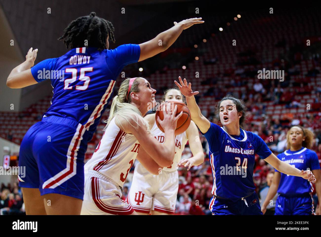 Bloomington, États-Unis. 11th novembre 2022. Indiana Hoosiers garde Sydney Parrish (L2) joue contre UMass Lowell River Hawks avance Amaya Dowdy (25) lors d'un match de basket-ball féminin NCAA à Bloomington, Indiana. L'Université de l'Indiana a battu UMass 93-37. Crédit : SOPA Images Limited/Alamy Live News Banque D'Images