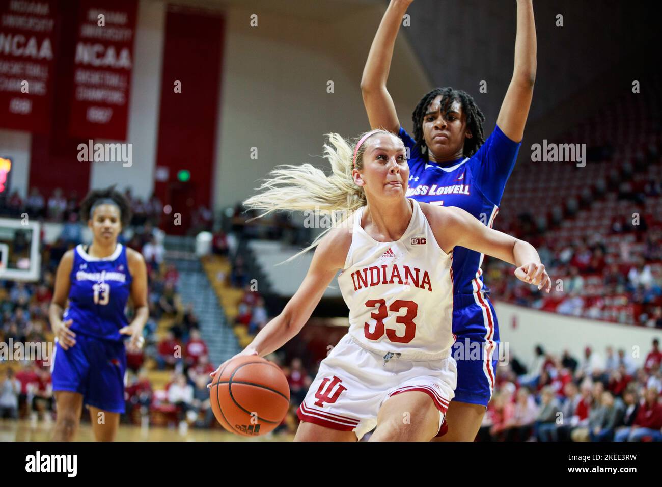 Bloomington, États-Unis. 11th novembre 2022. Indiana Hoosiers garde Sydney Parrish (33) joue contre UMass Lowell River Hawks avance Amaya Dowdy (25) lors d'un match de basket-ball féminin NCAA à Bloomington. L'Université de l'Indiana a battu UMass 93-37. Crédit : SOPA Images Limited/Alamy Live News Banque D'Images