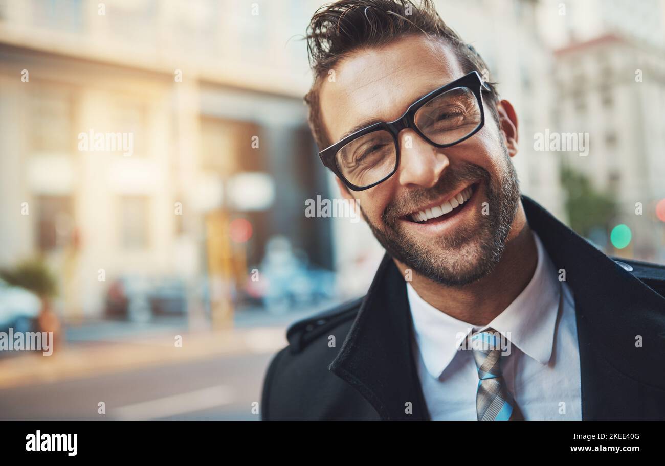Sourires inspirés par la vie urbaine. Portrait d'un jeune homme d'affaires heureux dans la ville. Banque D'Images