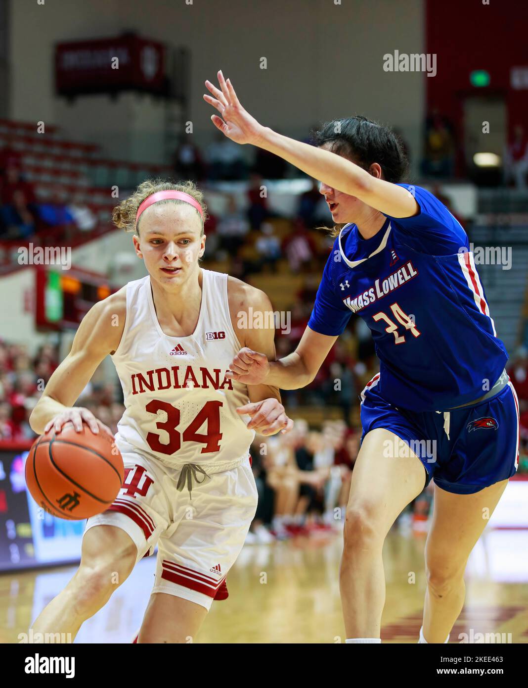 Bloomington, États-Unis. 11th novembre 2022. Le garde de l'Indiana Hoosiers Grace Berger (34) joue contre la garde de l'UMass Lowell River Hawks Mili Carrera (24) lors d'un match de basket-ball féminin NCAA à Bloomington. L'Université de l'Indiana a battu UMass 93-37. (Photo de Jeremy Hogan/SOPA Images/Sipa USA) crédit: SIPA USA/Alay Live News Banque D'Images