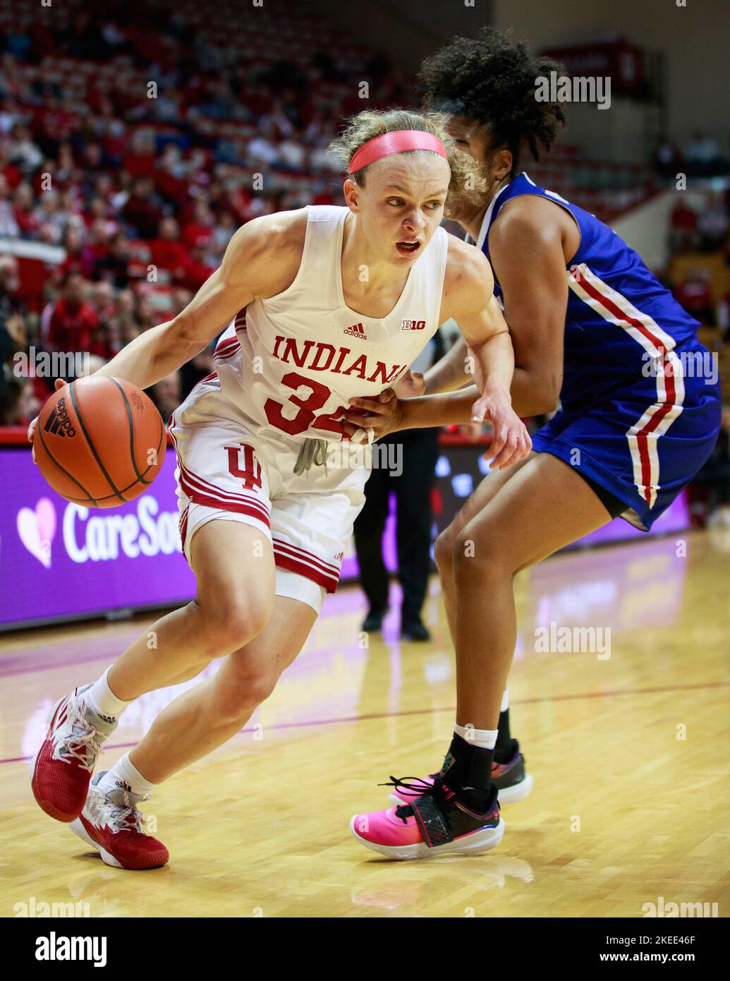 Bloomington, États-Unis. 11th novembre 2022. Le garde de l'Indiana Hoosiers Grace Berger (34) joue contre la garde de l'UMass Lowell River Hawks Kaylen Banwareesingh (13) lors d'un match de basket-ball féminin NCAA à Bloomington. L'Université de l'Indiana a battu UMass 93-37. (Photo de Jeremy Hogan/SOPA Images/Sipa USA) crédit: SIPA USA/Alay Live News Banque D'Images