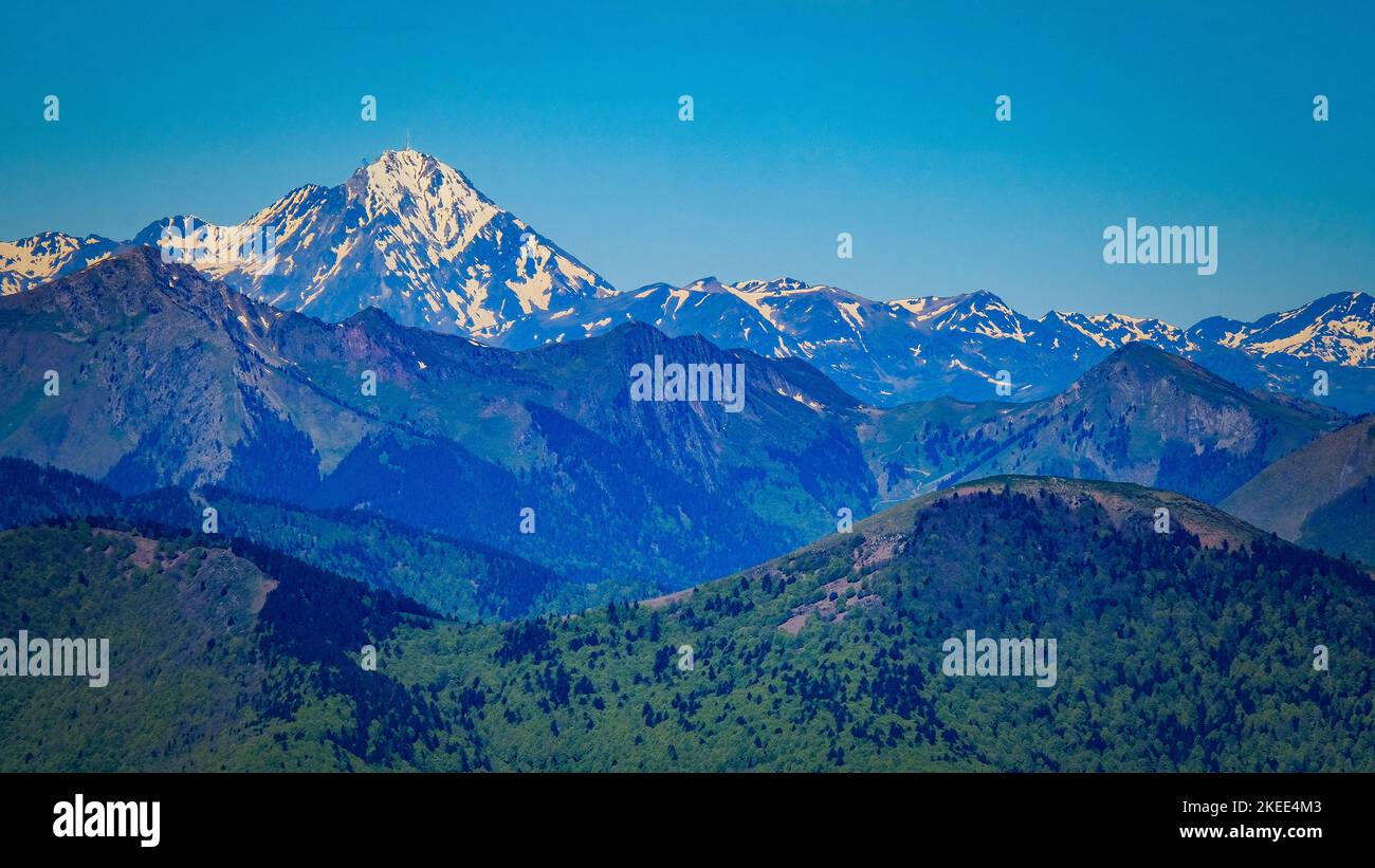 Vue depuis le sommet du Tuc de l'étang sur le pic du midi de Bigorre dans la chaîne de montagnes des Pyrénées dans le sud de la France Banque D'Images
