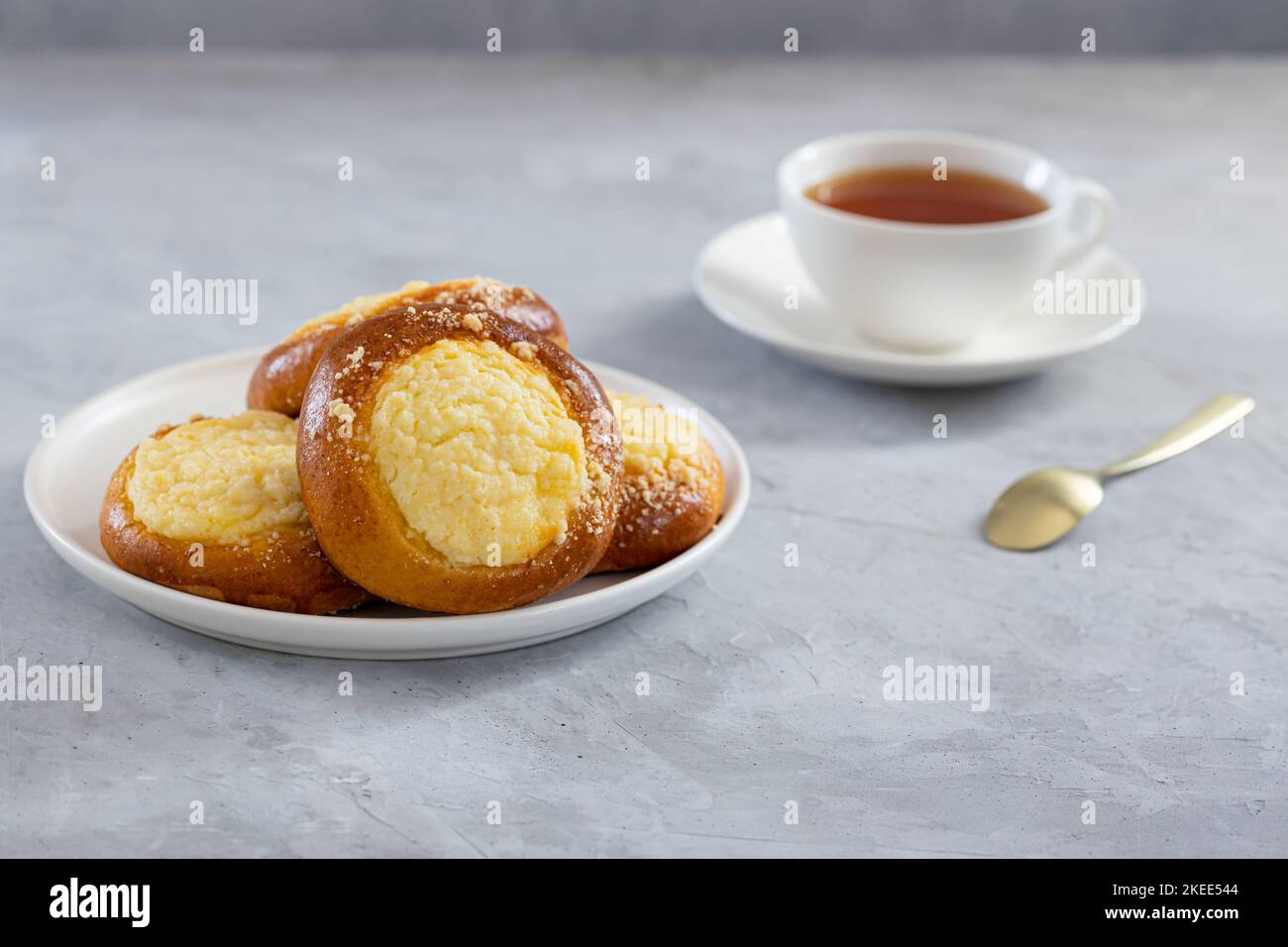 cheesecake avec streusel sur fond de béton, thé avec tartes et confiture Banque D'Images