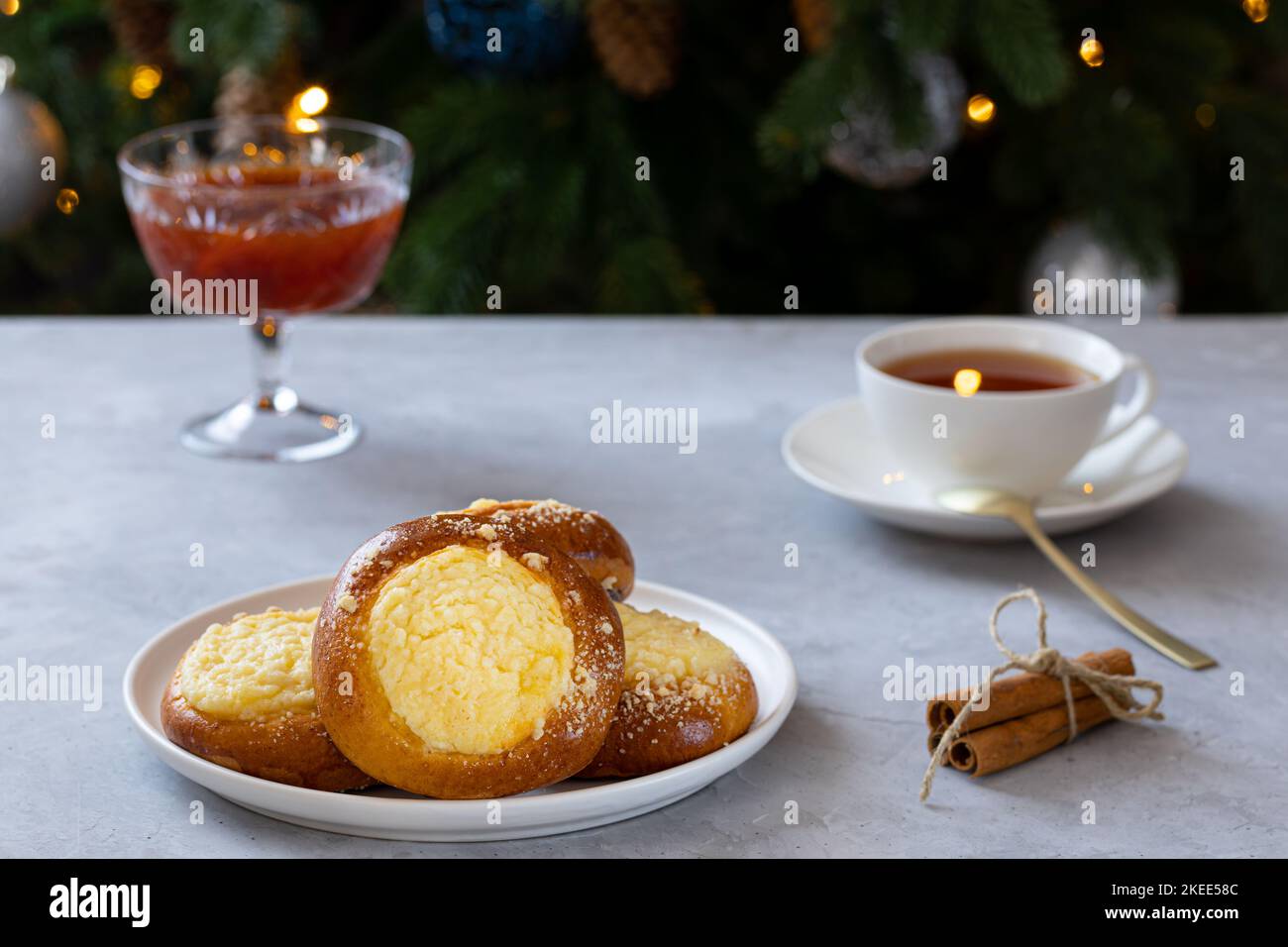 cheesecake avec streusel sur fond de béton, fête du thé du nouvel an avec tartes et confiture près de l'arbre de Noël Banque D'Images